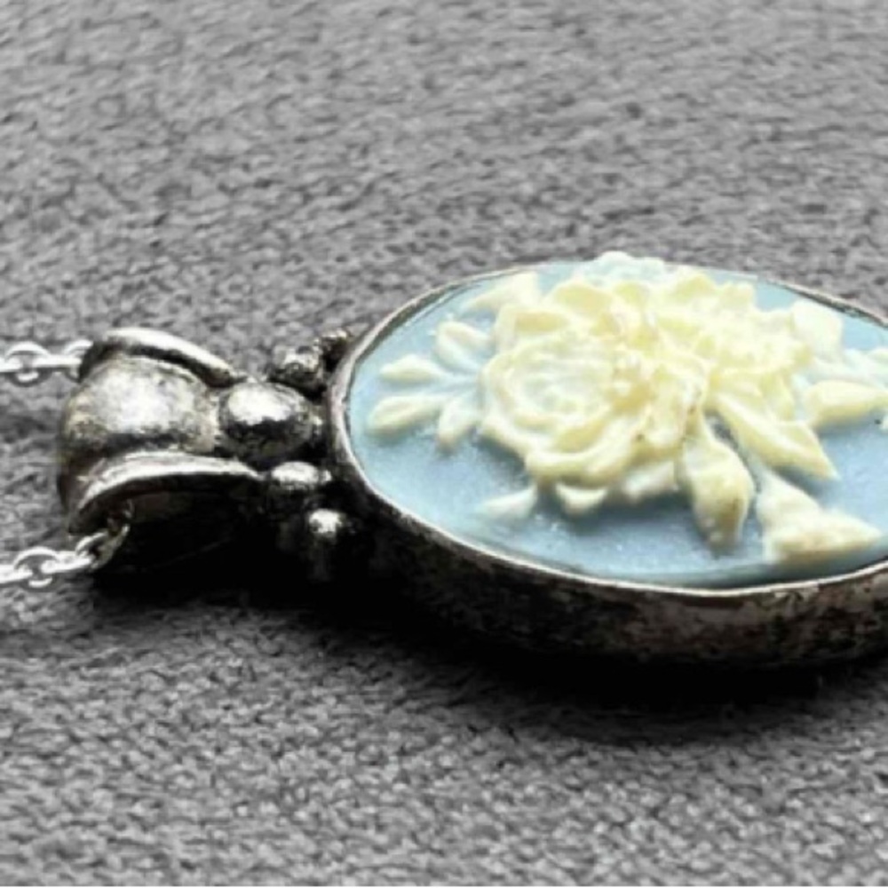 Sterling Cameo Floral Pendant & 17in Sterling Silver Chain EUC - Picture 3 of 6